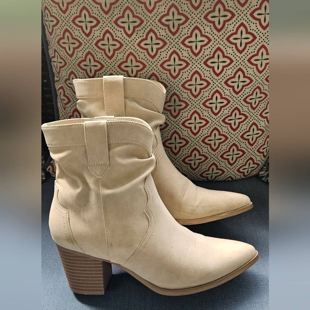🌟Like New- Western Faux Suede Beige Ankle Boots🌟